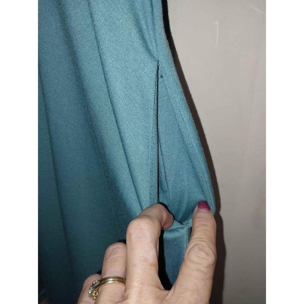 This short sleeve Teal colored dress with pockets is Size small - Picture 4 of 4